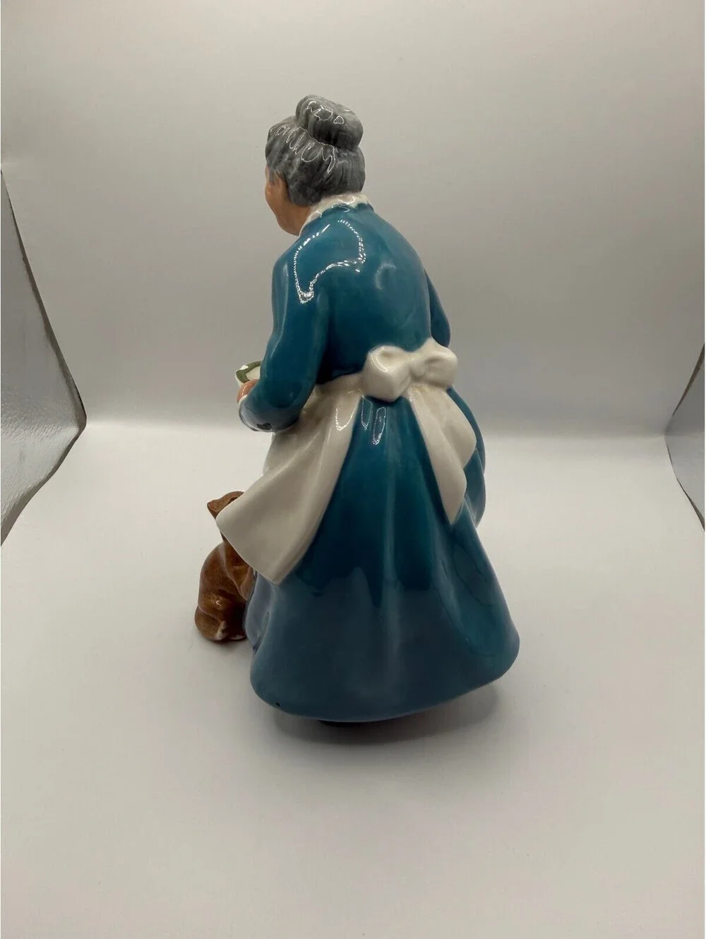 Royal Doulton The Favourite Porcelain Figurine HN2249 Woman Feeding Cat